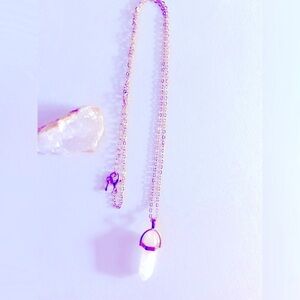Necklace White Quartz stone point pendant in a goldtone setting, 20“ chain